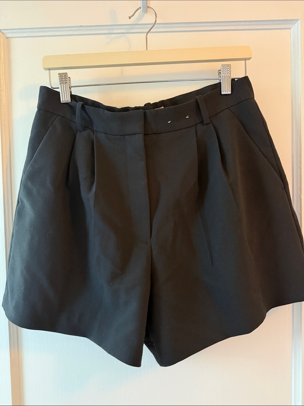 Abercrombie & Fitch Black Pleated High-Rise Bermuda Shorts size 10 waist 30